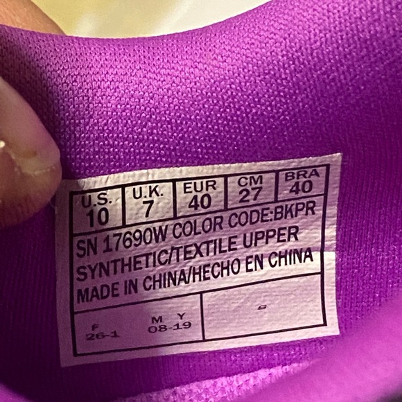 One pair of women’s sketchers go run size 10. - Picture 2 of 5